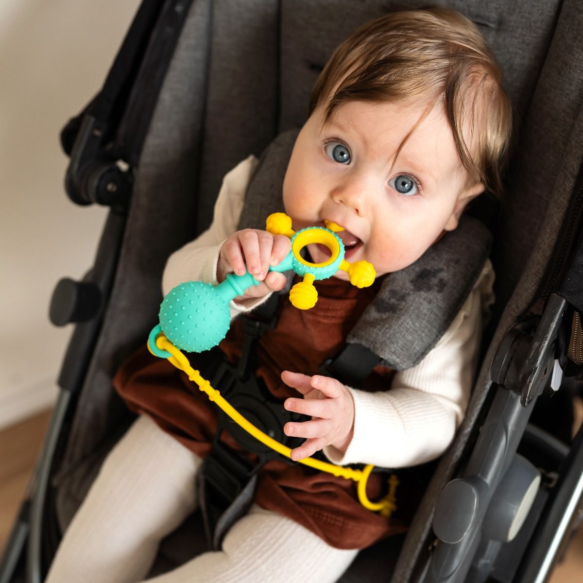 Mobi Gumlii silicone sonsory teether and rattle for teething baby. MOD & TOD